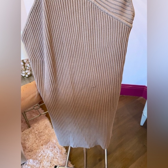 Intermix Nude Cutout Mock Turtleneck Sleeveless Form Fitting top Petite - Picture 7 of 10